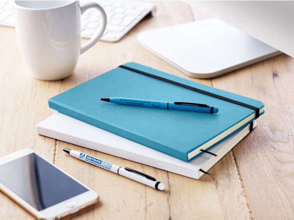 блокнот с ручкой