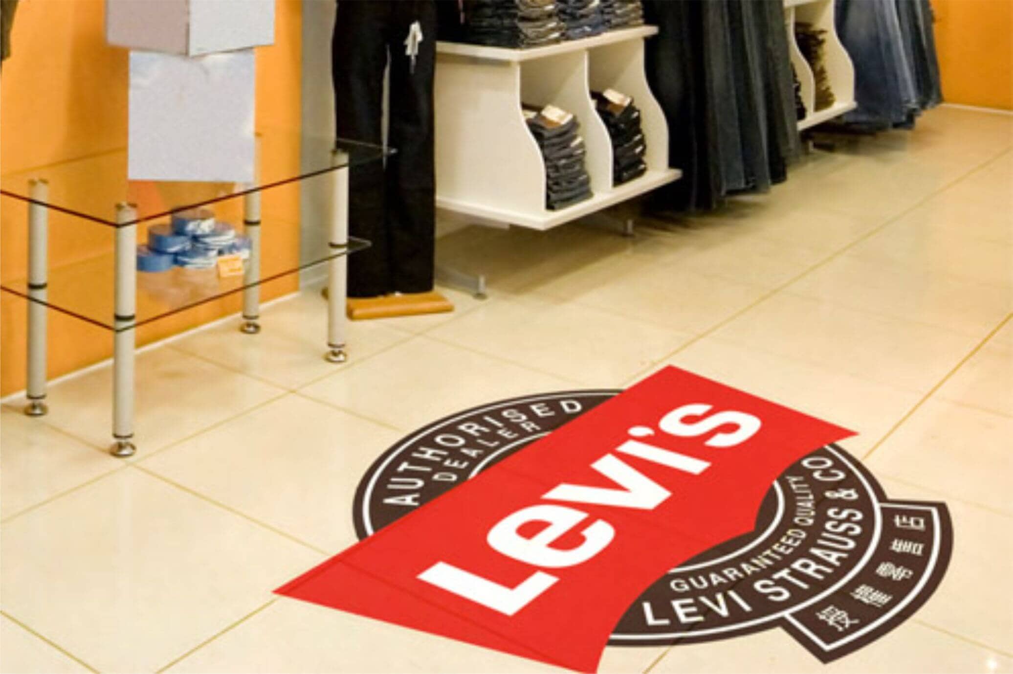 наклейка на полу2