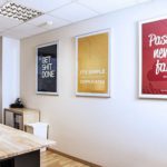 плакаты на стене